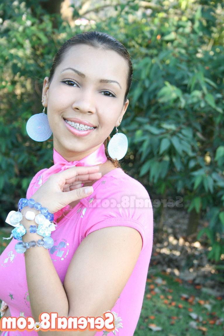 20P Pictures of teen model Serena 18 showing off her big natural melons