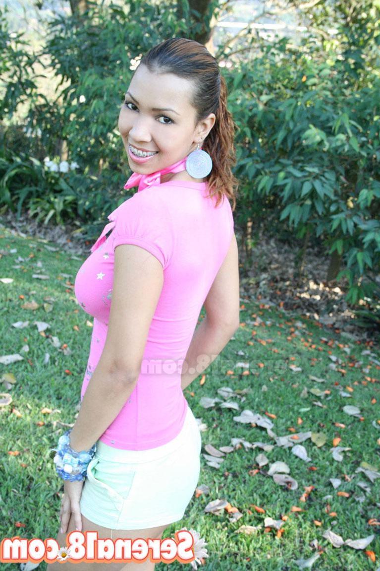 20P Pictures of teen model Serena 18 showing off her big natural melons