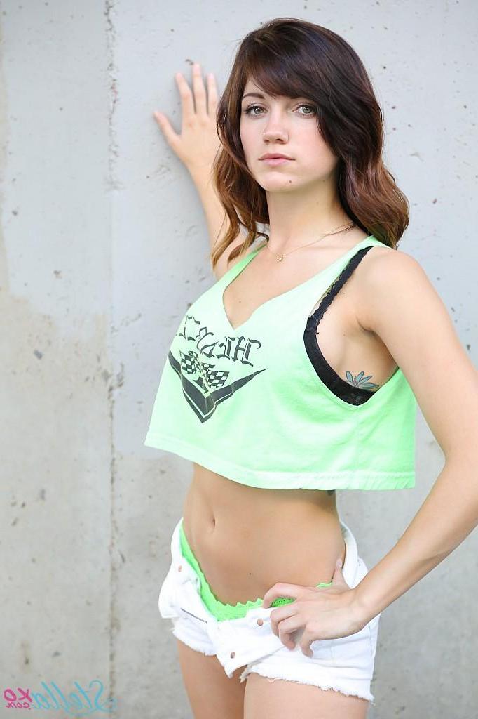 15P Stella Xo teases for you while taking pictures
