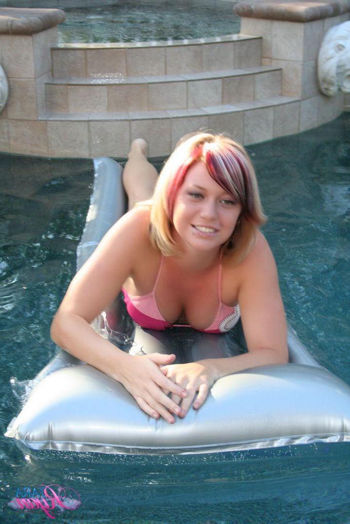 20P Pictures of teen Tara Ryan relaxing in the pool