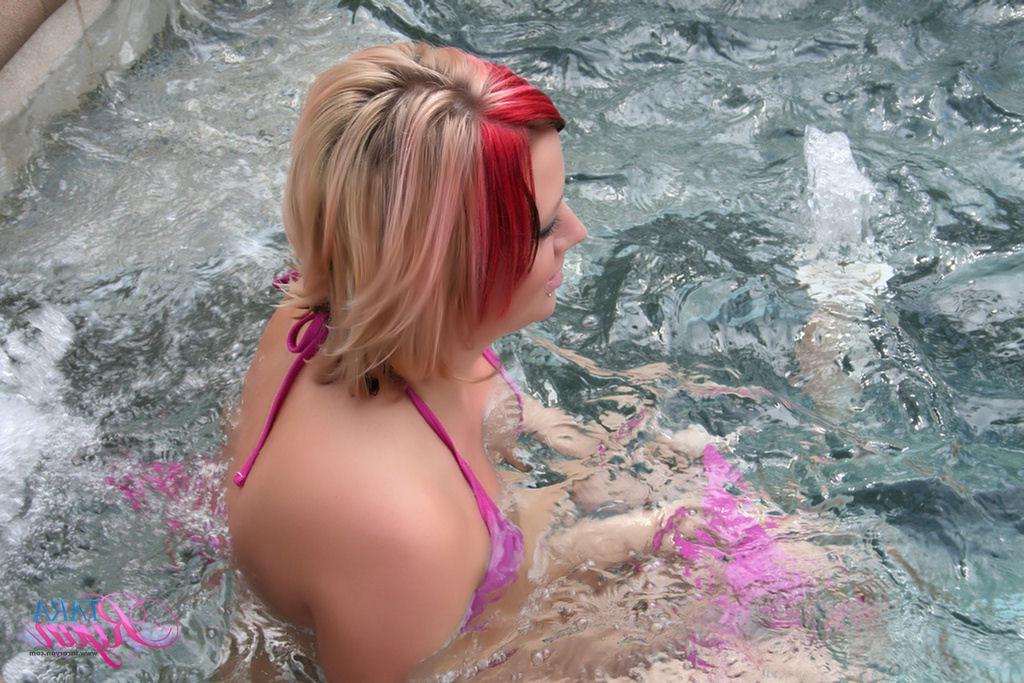 20P Pictures of Tara Ryan getting naked in the pool