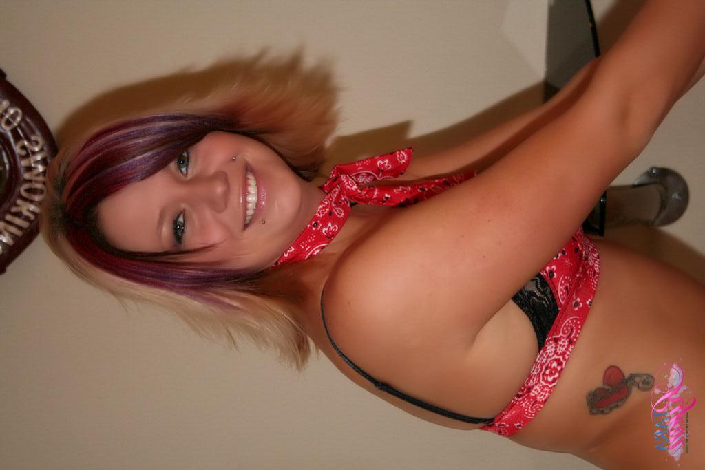 20P Pictures of Tara Ryan holding a pool cue