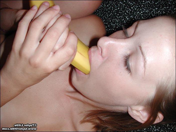 20P Pictures of two cheerleaders sharing a banana