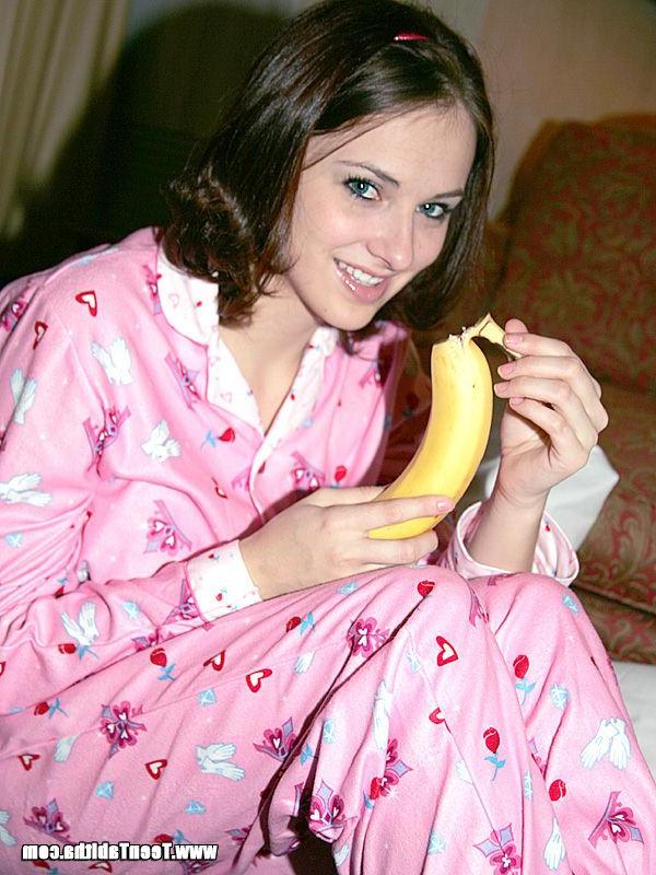 20P Pictures of Teen Tabitha eating a banana