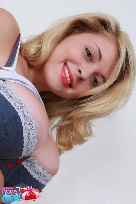 16P Pictures of Tegan Brady teasing with her big melons