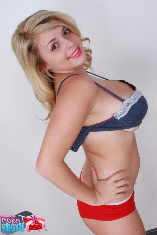 16P Pictures of Tegan Brady teasing with her big melons