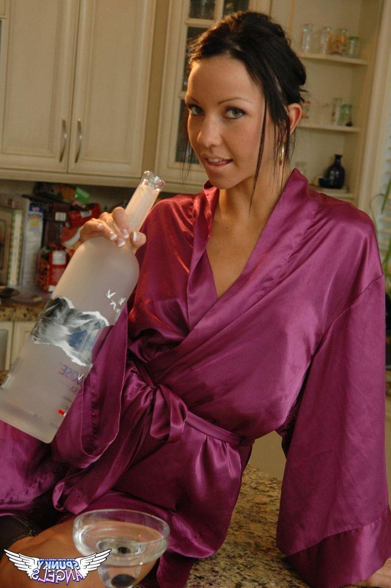 20P Pictures of Trista Stevens fucking herself with a bottle