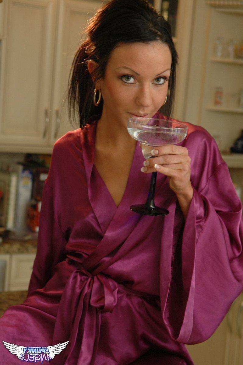 20P Pictures of Trista Stevens fucking herself with a bottle