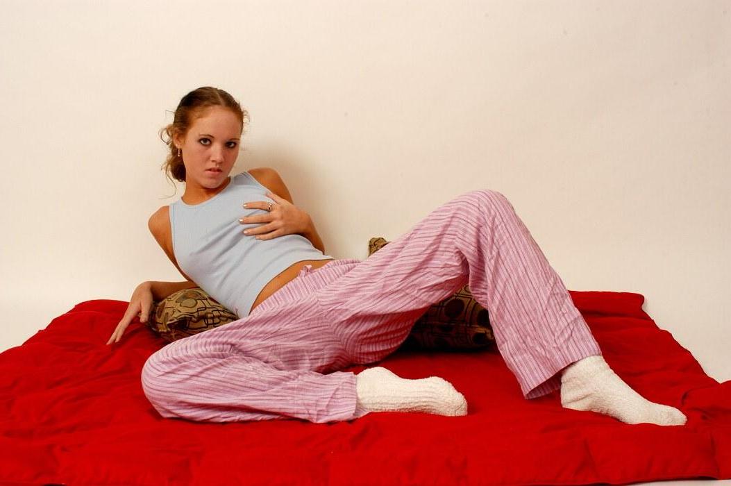 16P Pictures of Want Wendy pulling down her panties to show you her pussy