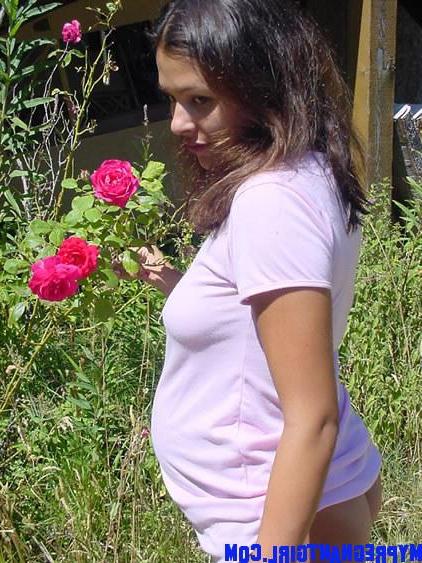 15P Pictures of a pregnant XXX Nikki getting naked outside