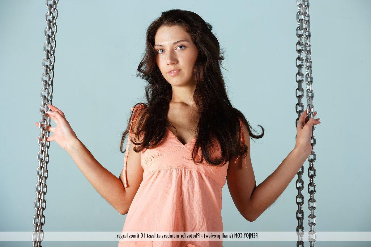 16P Pictures of gorgeous teen Hannelie D showing her naked body on the swing