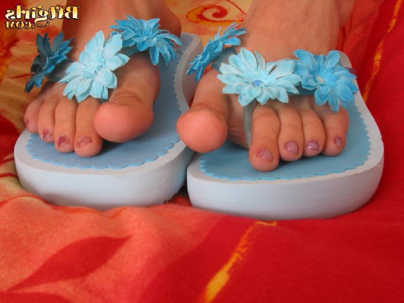 15P Brunette teen uses her pretty feet to handle a balloon