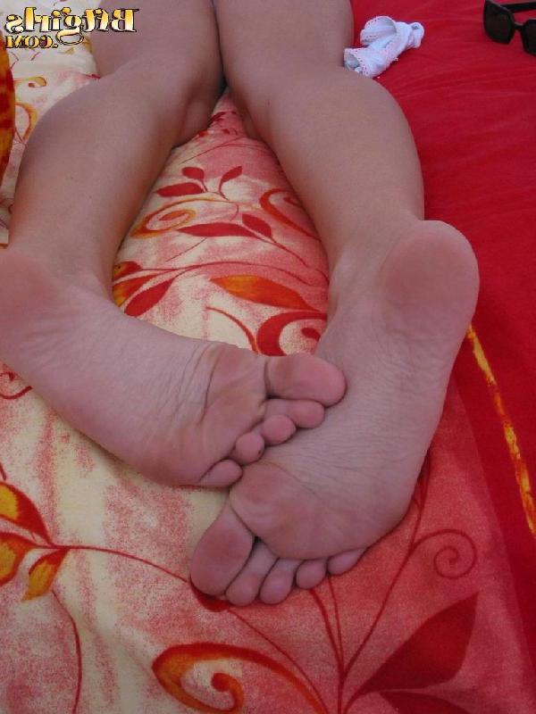 15P Brunette teen uses her pretty feet to handle a balloon