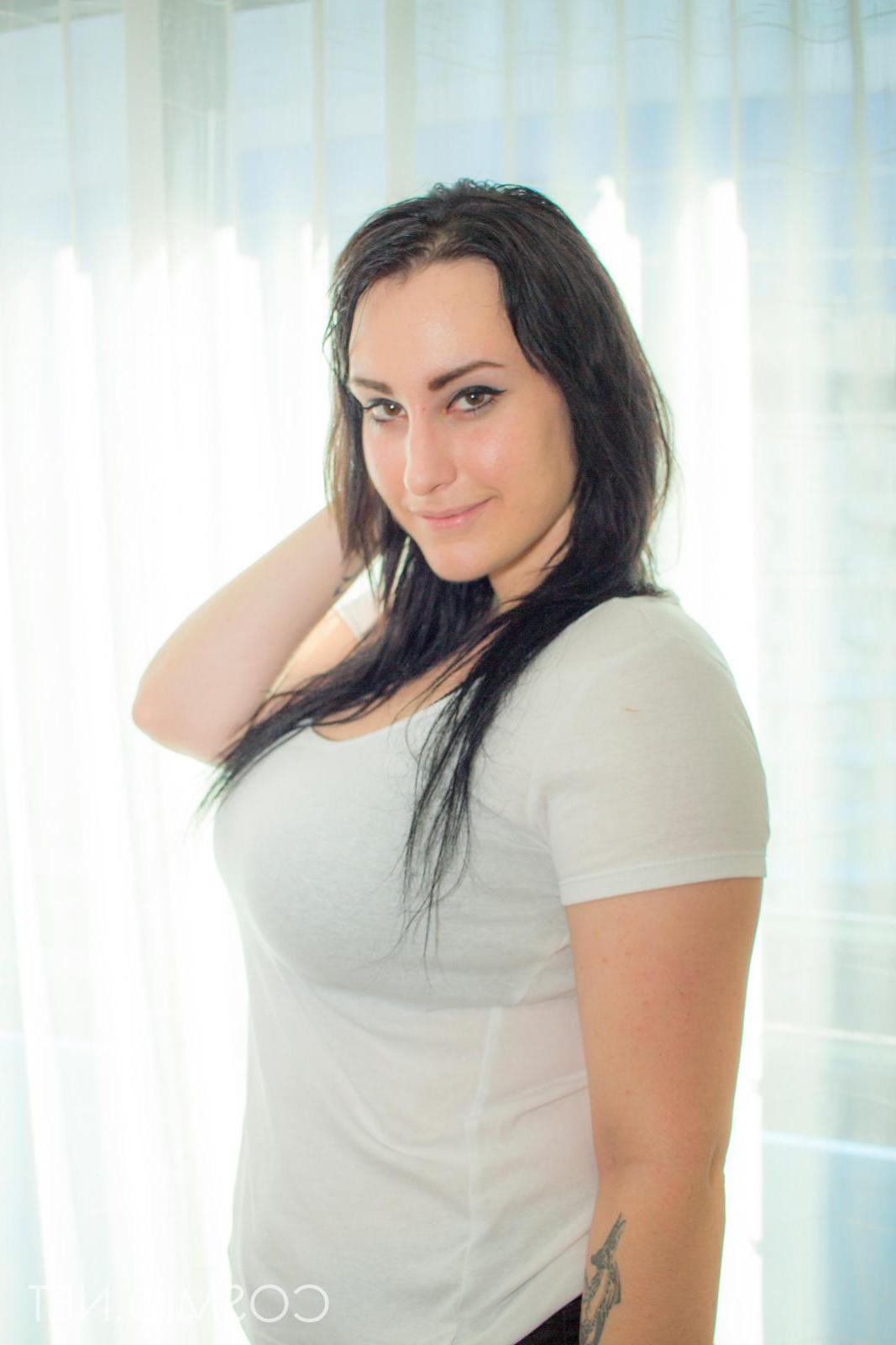 16P Busty amateur Chloe Jenks exposes her big natural boobs for you