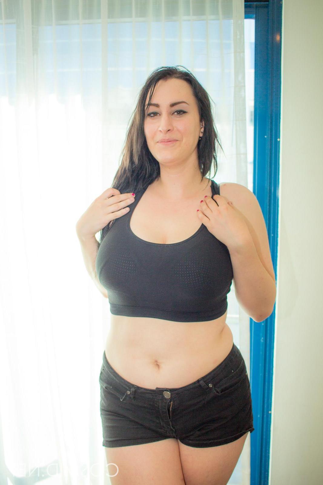 16P Busty amateur Chloe Jenks exposes her big natural boobs for you