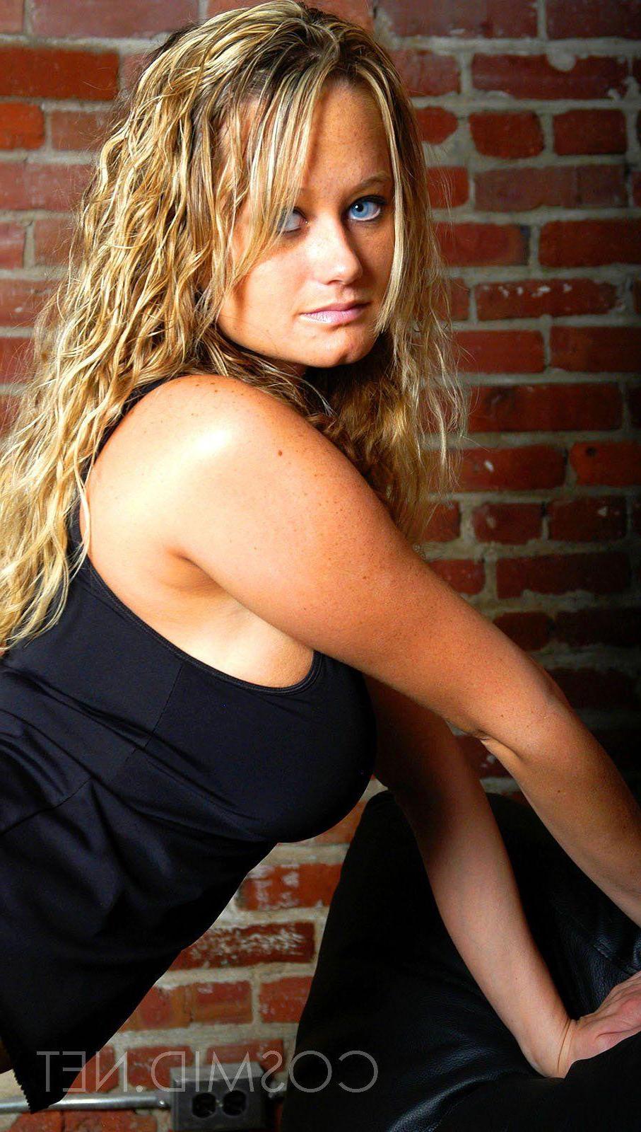 16P Pictures of blonde teen Jessica showing her sexiness