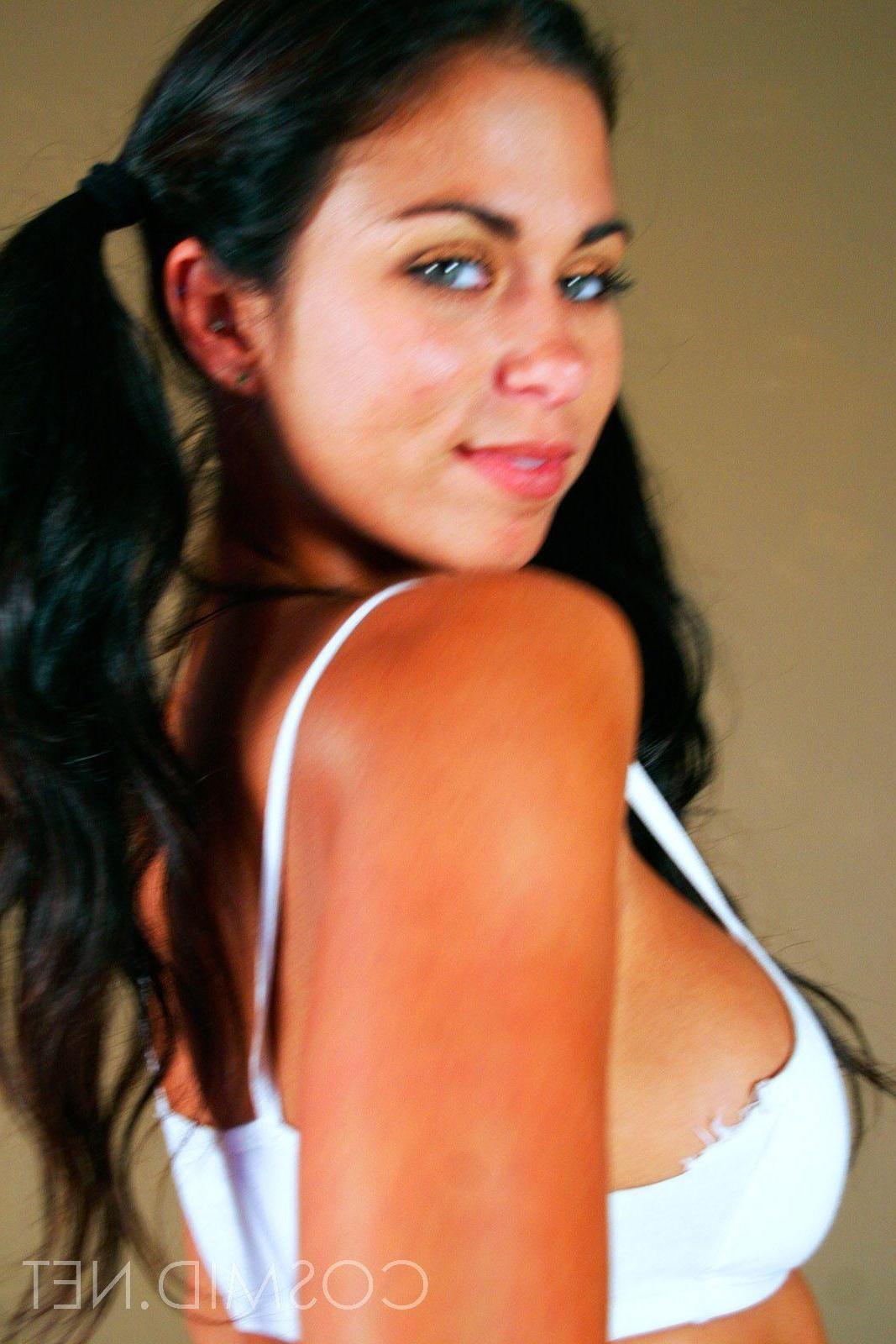 16P Pictures of a sexy teen amateur stripping for you