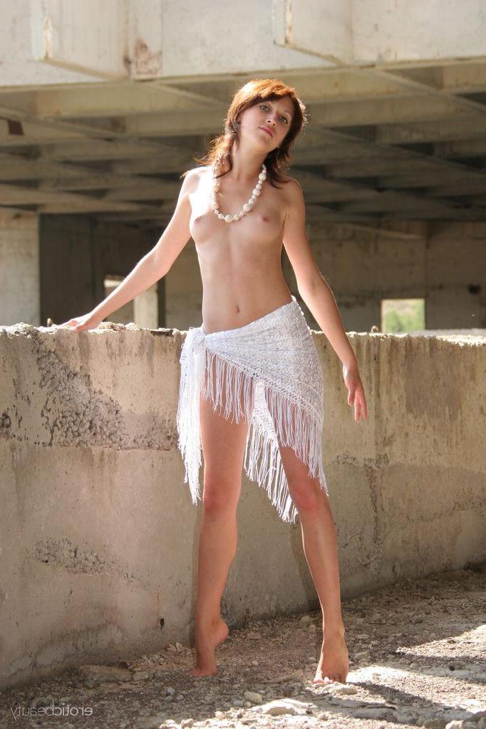 16P Pretty model Masha S shows off her tight nude body outside