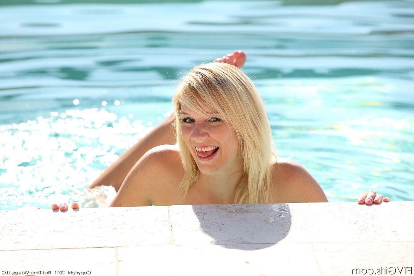 16P Pictures of Heyden getting wet for you