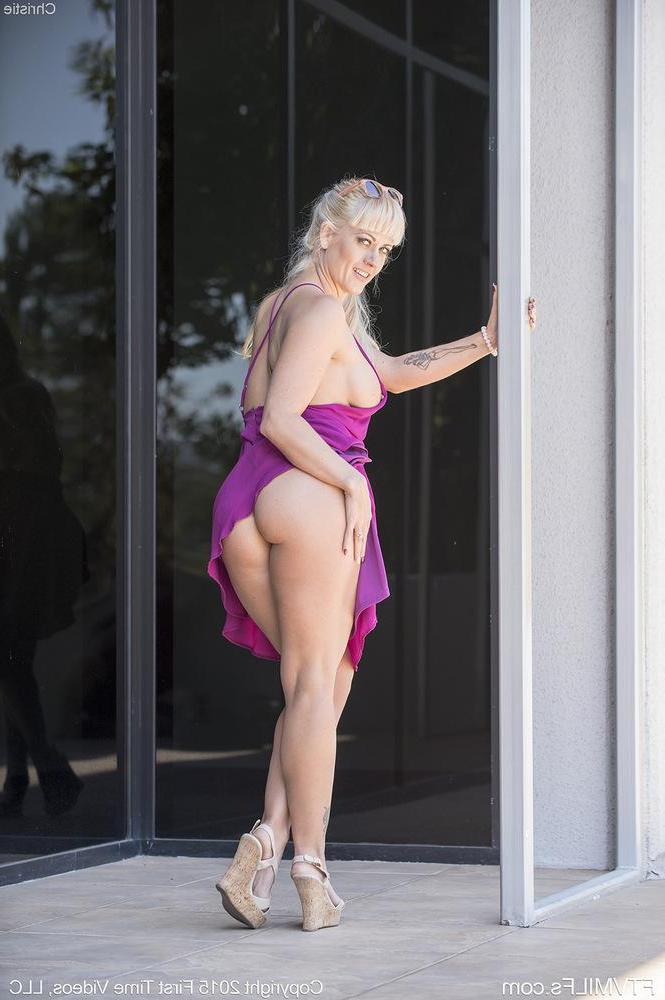 15P Blonde babe Holly Heart flashes outside in her purple dress