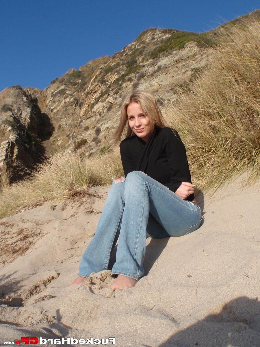 15P Beautiful girlfriend Jas goes outdoors with her boyfriend for some naughty fun