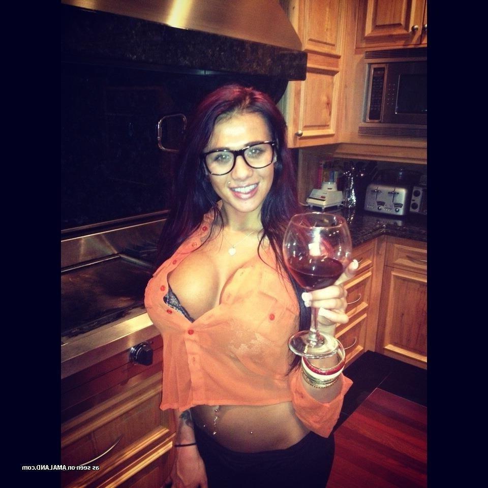 14P Busty brunette in sexy social media pictures