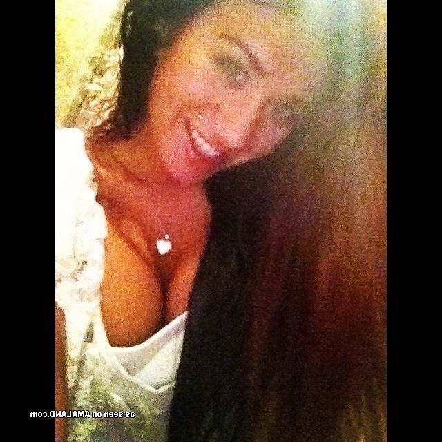 14P Busty brunette in sexy social media pictures