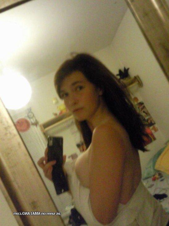 14P Pictures of an adorable busty gf posing sexy on camera