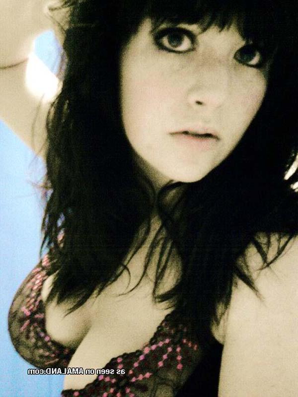 16P Pictures of a hot brunette teen taking pics of herself