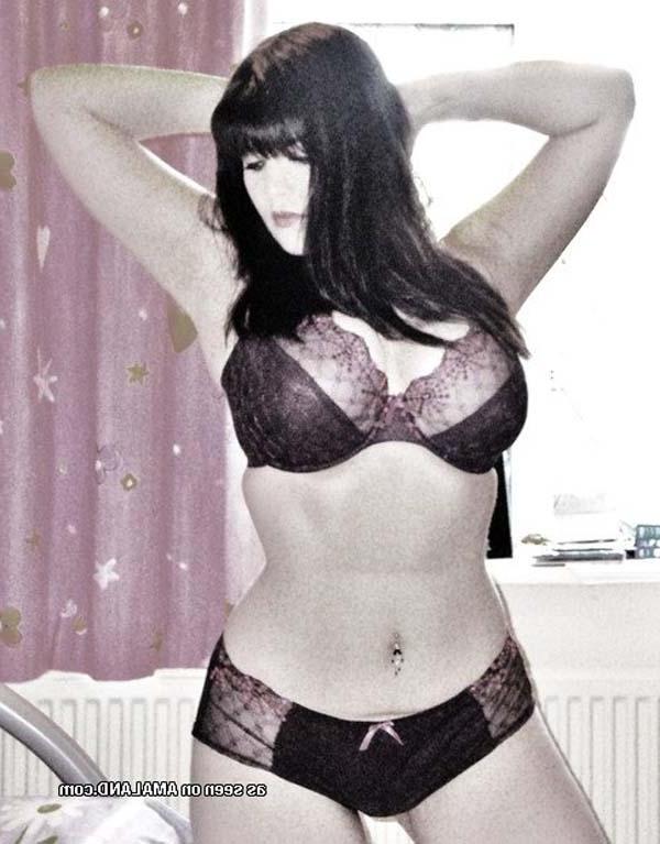 16P Pictures of a hot brunette teen taking pics of herself