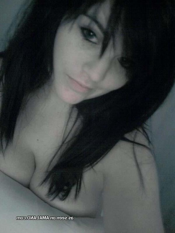 16P Pictures of a hot brunette teen taking pics of herself