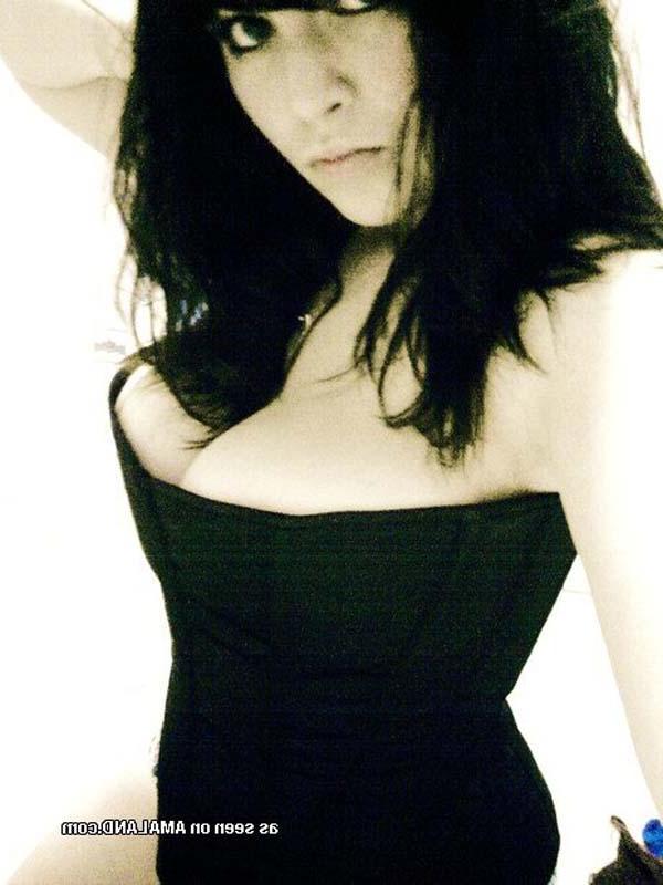 16P Pictures of a hot brunette teen taking pics of herself