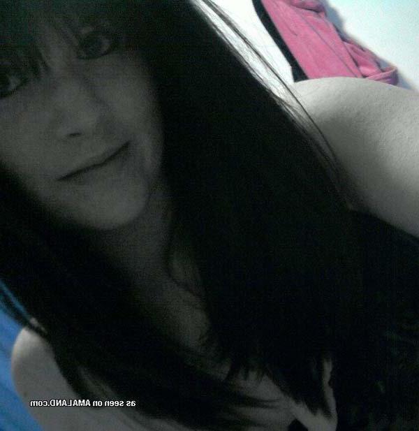 16P Pictures of a hot brunette teen taking pics of herself