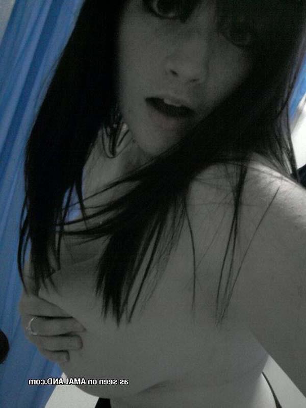 16P Pictures of a hot brunette teen taking pics of herself