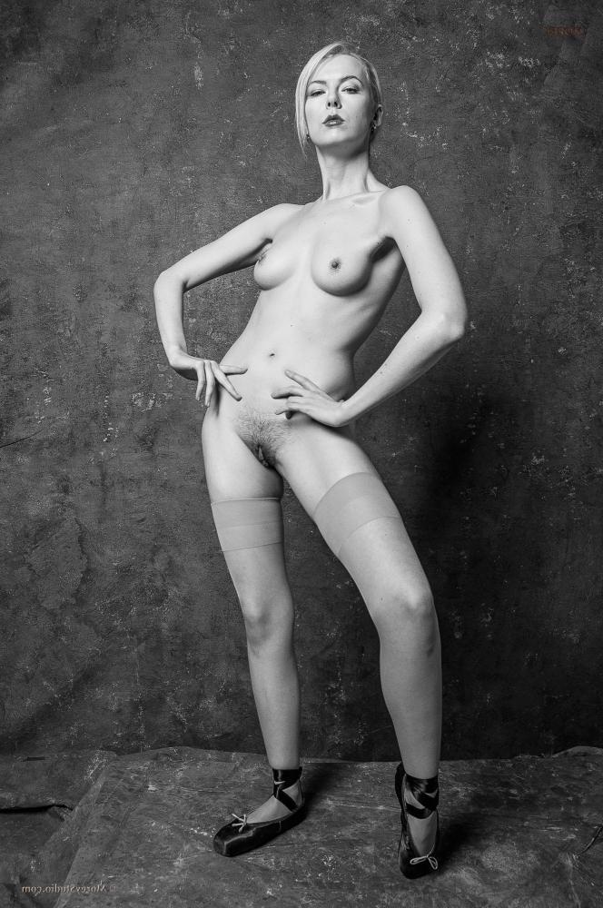 11P Nude ballerina Magdalene does her ballet poses in the studio