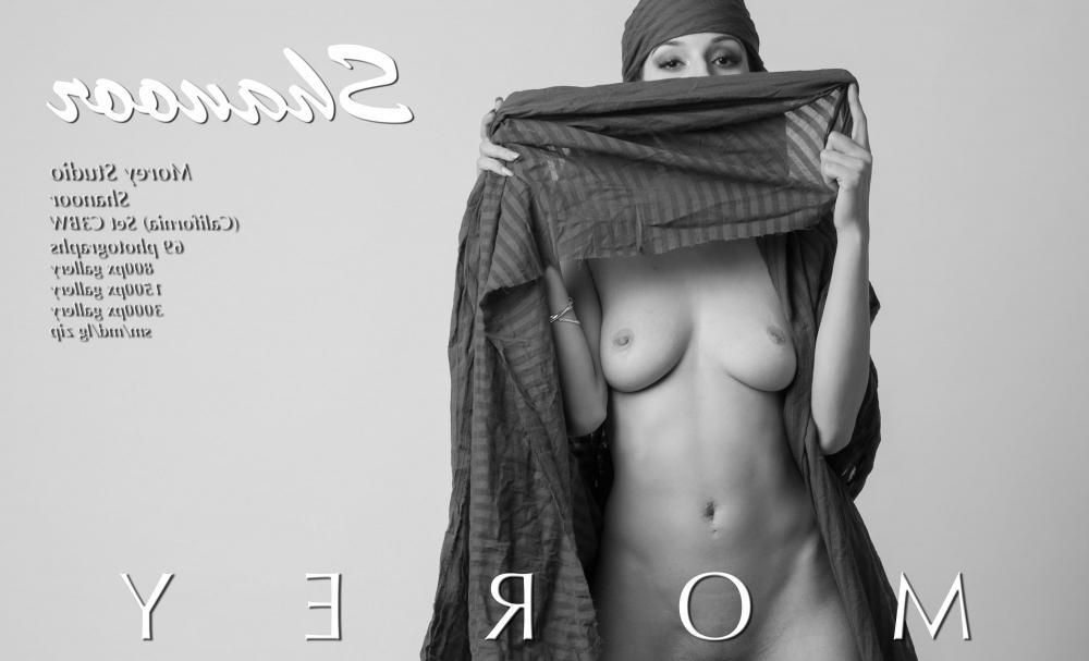 10P Exotic hottie Shanoor strips nude in the studio