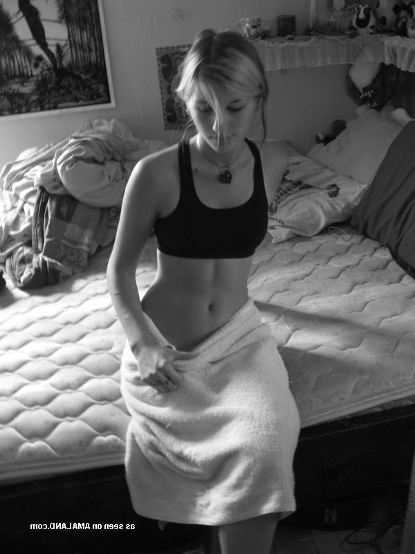 14P Gallery of a sexy alternative babe posing for her BF