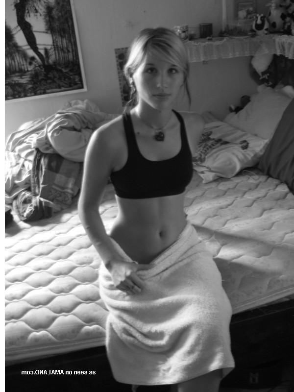 14P Gallery of a sexy alternative babe posing for her BF