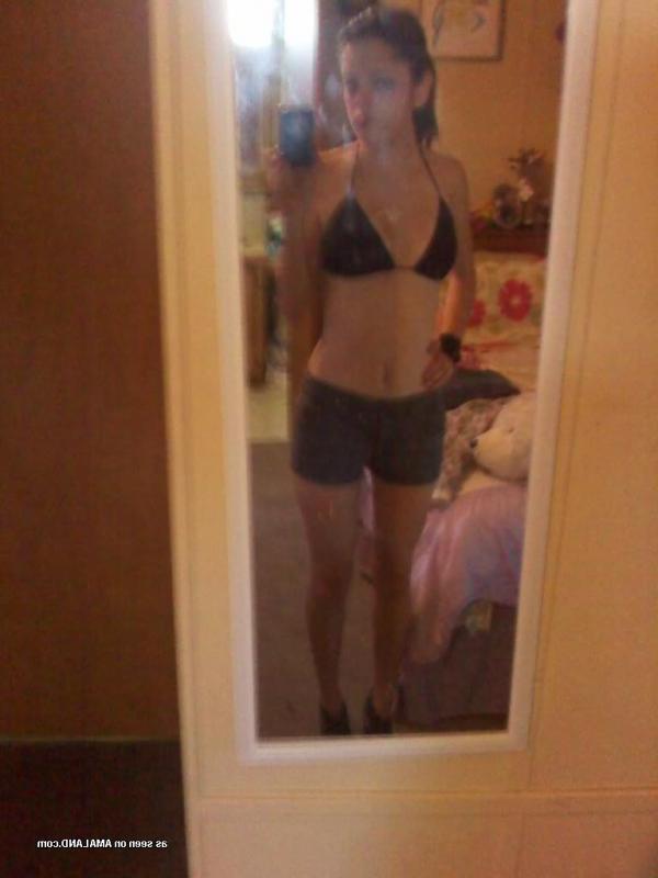14P Gallery of a sexy Latina chick posing in bikinis