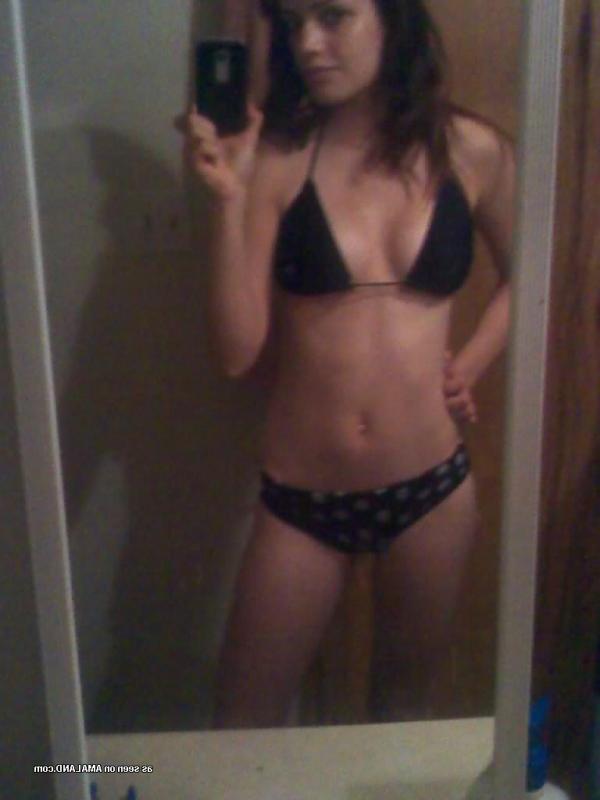 14P Gallery of a sexy Latina chick posing in bikinis
