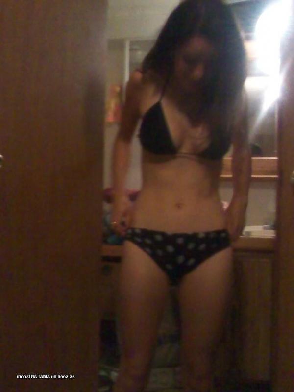 14P Gallery of a sexy Latina chick posing in bikinis
