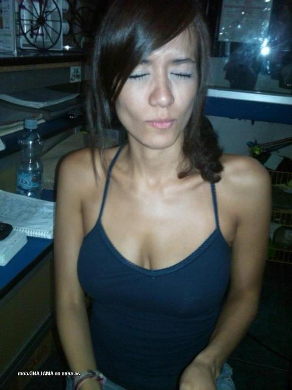 14P Gallery of a busty babe teasing her boyfriend on cam
