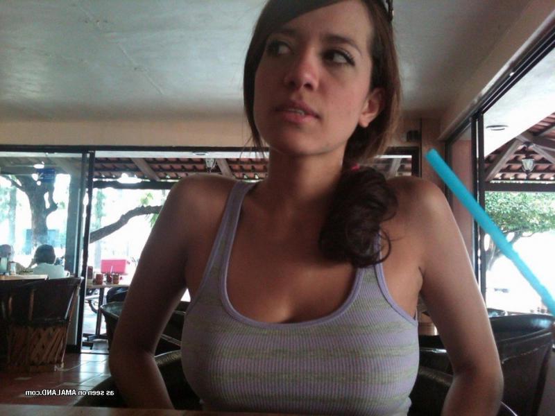 14P Gallery of a busty babe teasing her boyfriend on cam