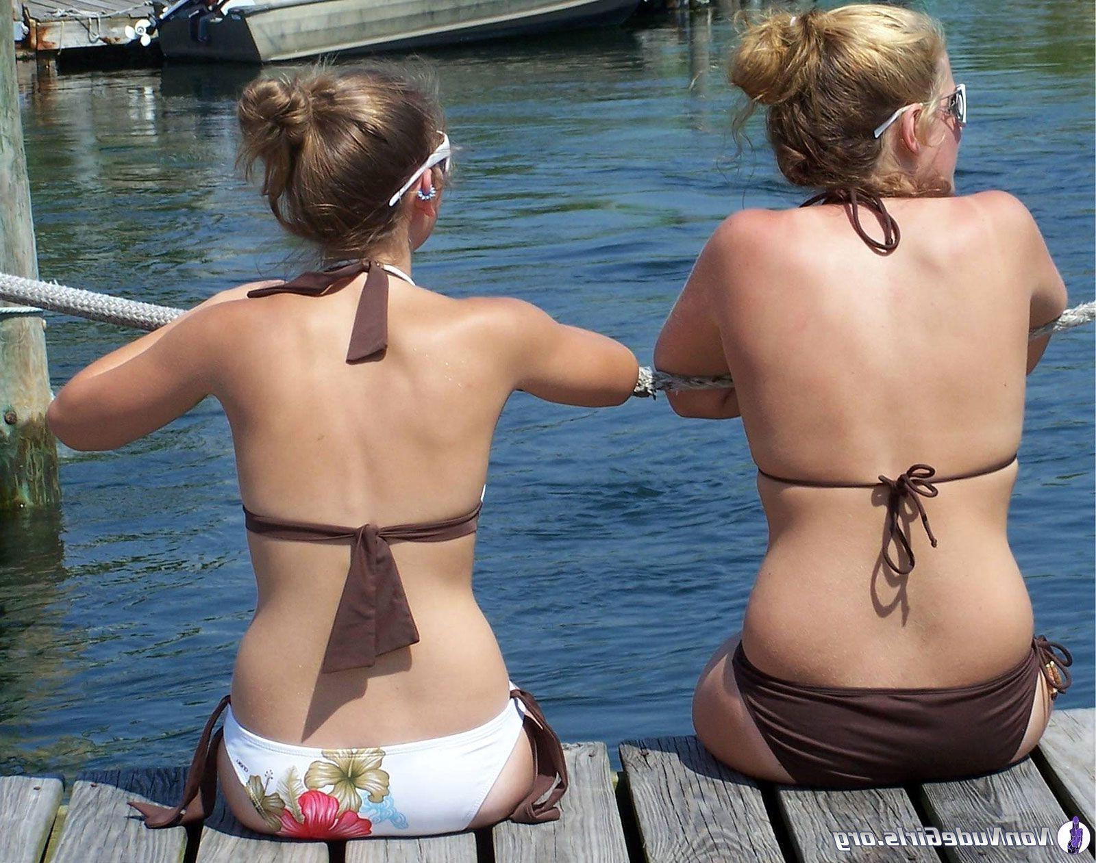 20P Pictures of hot coeds partying in their bikinis