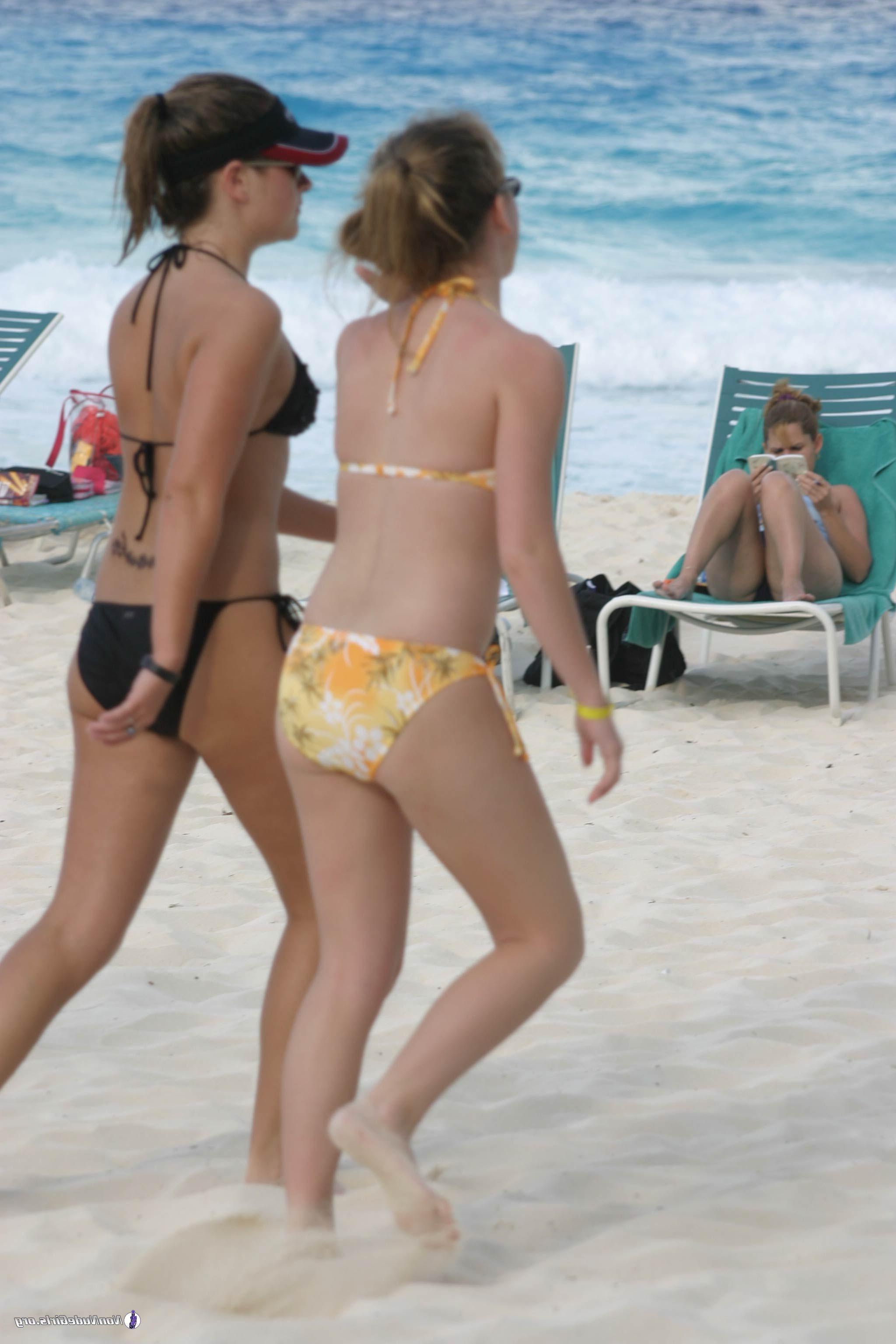 20P Pictures of hot teen coeds in bikinis