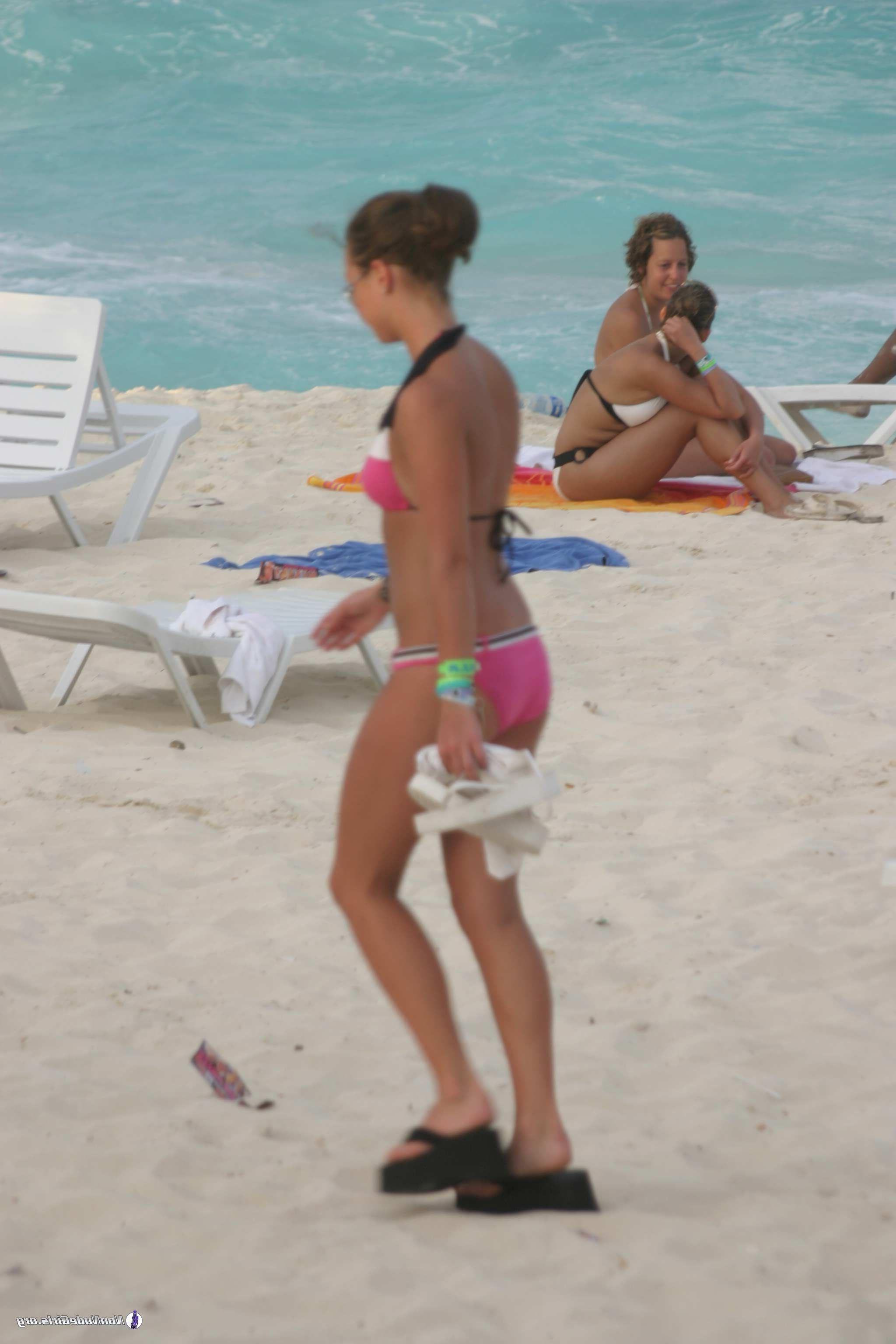 20P Pictures of hot teen coeds in bikinis