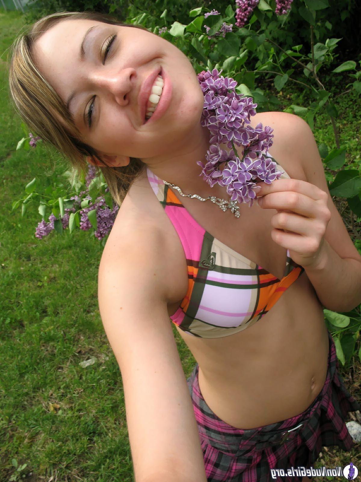 20P Pictures of horny coeds exploring their sexuality