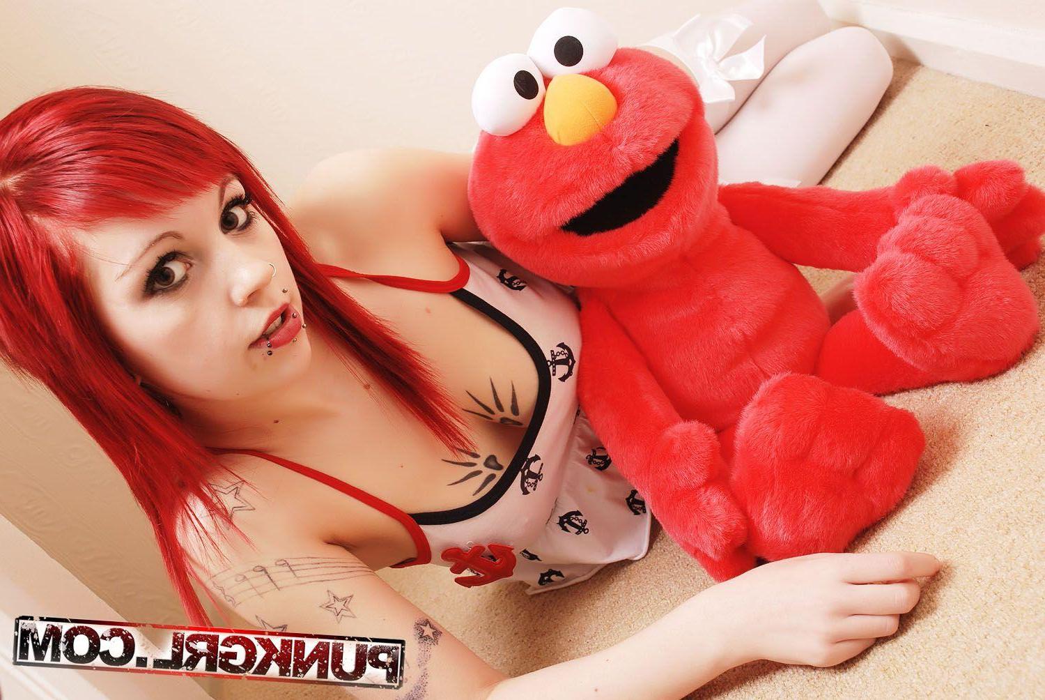 20P Pictures of Danie Chaos showing her big natural boobies