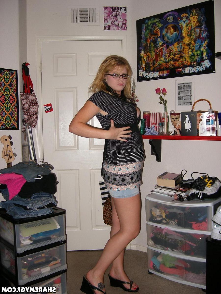 12P Busty hot girlfriend teases with her big natural tits in her candid pictures