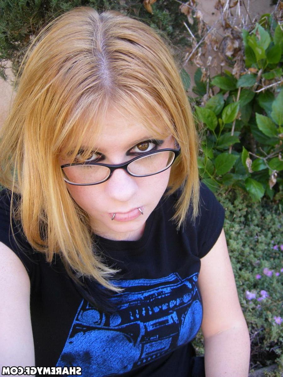 12P Big titty girlfriend loves to show off her big natural tits as she takes selfshot pictures